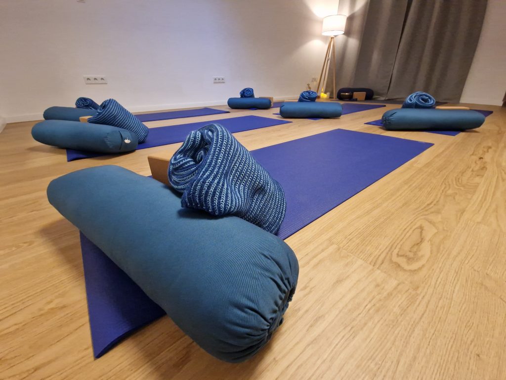 Yoga Matten, Bolster und Decken im Yoga Studio